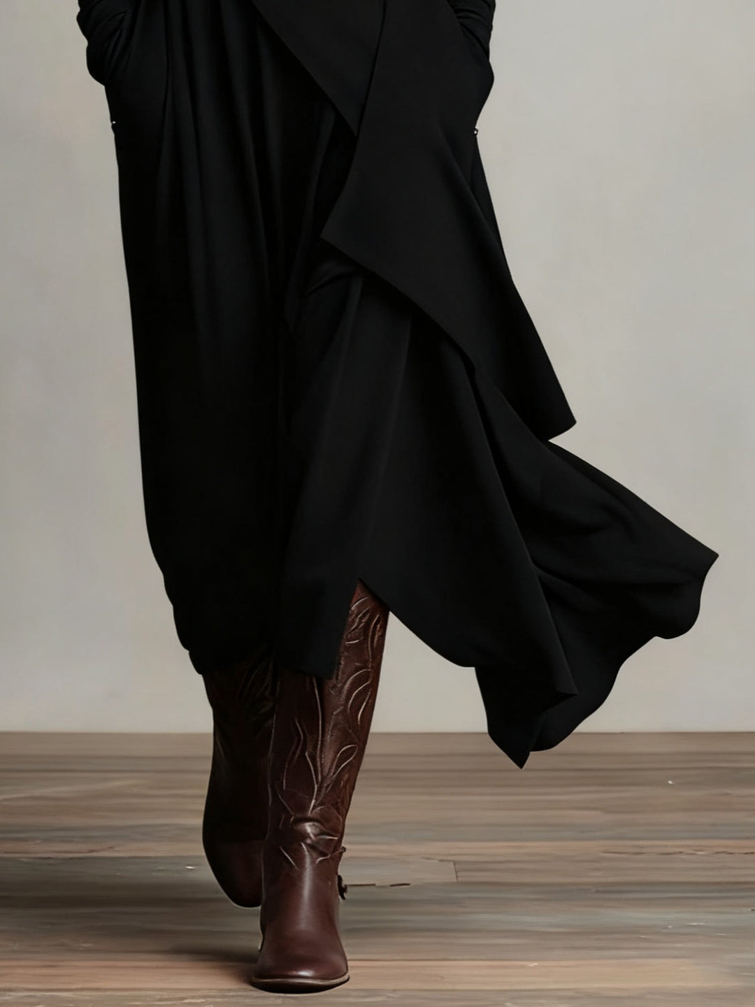 Aurelia · Vestito maxi plissettato asimmetrico con colletto alto