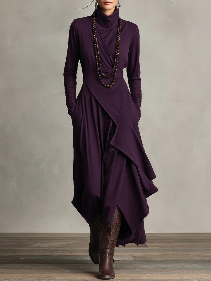 Vivienne | Abito lungo asimmetrico plissettato viola con collo alto