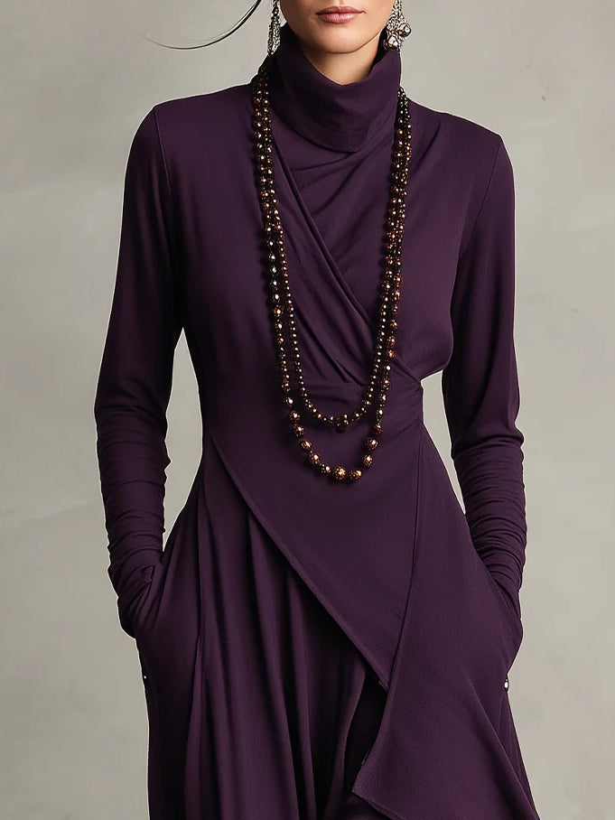 Vivienne | Abito lungo asimmetrico plissettato viola con collo alto